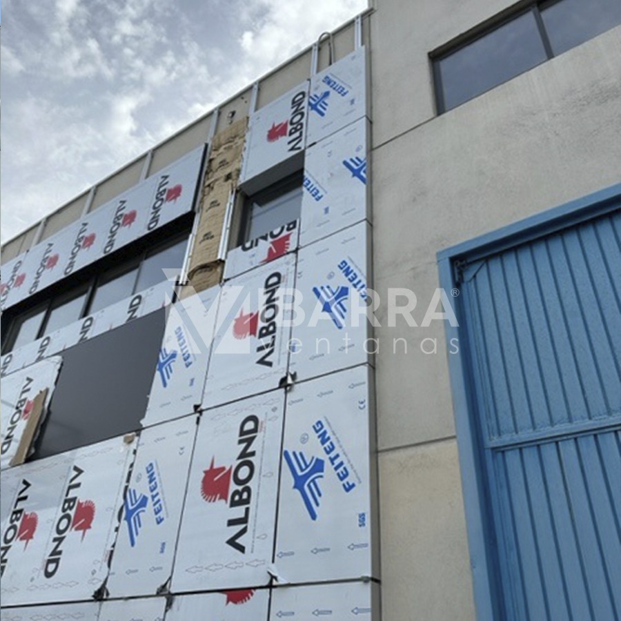 Foto “fachada-arroyomolinos-7”  de la galería Instalación de fachada de composite en nuestra central de Arroyomolinos | Ibarra Ventanas
